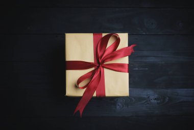 Siyah ahşap doku Noel hediyesi. Üstten görünüm