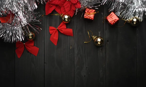 Kopieer Ruimte Zilveren Kerst Ornament Zwarte Houten Plank Bovenaanzicht — Stockfoto
