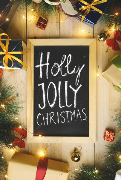 Pohled Shora Holly Jolly Vánoční Typografie Tabule Obklopené Vánoční Dárky — Stock fotografie