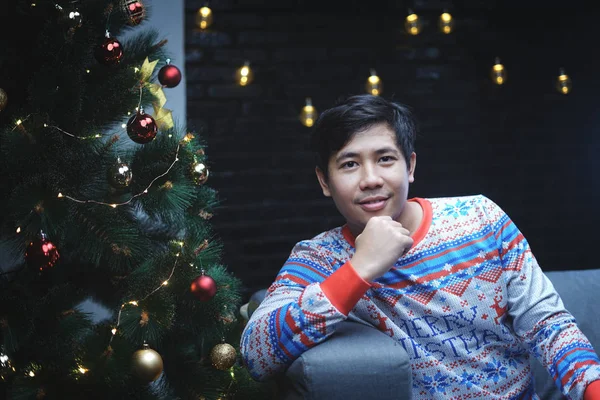 Noel Ağacın Oturup Noel Kostümü Ile Asya Adam — Stok fotoğraf