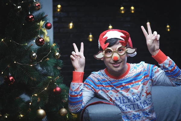 Hombre Asiático Con Gafas Reno Navidad Nariz Roja Sentado Junto — Foto de Stock