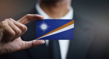 Marshall kartı tutan işadamı Adaları bayrağı