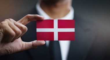 Malta bayrağı egemen askeri sipariş kartı tutan işadamı 