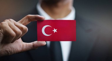 Türkiye bayrağı kartı tutan işadamı