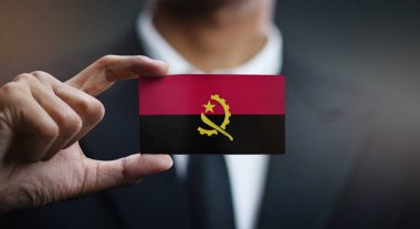 Angola bayrağı kartı tutan işadamı 