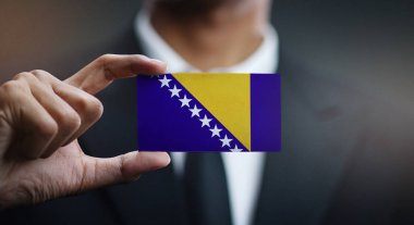 Bosna-Hersek bayrağı kartı tutan işadamı 