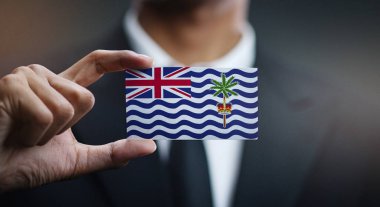 Britanya Hint Okyanusu Toprakları bayrağı kartı tutan işadamı
