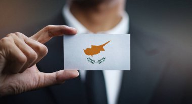 Kıbrıs bayrağı kartı tutan işadamı