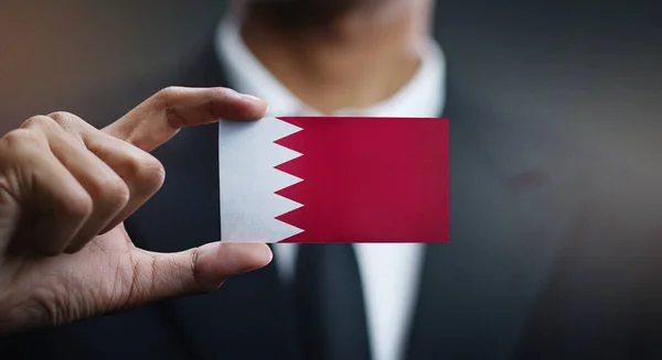 Empresário Segurando Cartão Bandeira Bahrein — Fotografia de Stock