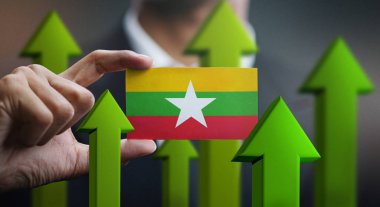 Ulus büyüme kavramı, yeşil yukarı ok - Myanmar bayrağı kartı tutan işadamı
