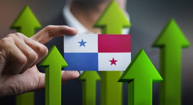 Ulus büyüme kavramı, yeşil yukarı ok - Panama bayrağı kartı tutan işadamı