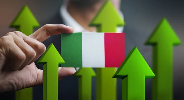 Concetto Crescita Nazionale Frecce Verdi Bandiera Dell Italia Uomo Affari — Foto Stock