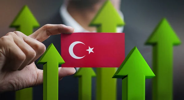 Concepto Crecimiento Nación Flechas Verdes Empresario Con Tarjeta Bandera Turquía —  Fotos de Stock