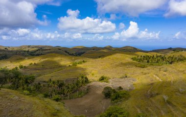 Teletubbies Tepesi. Drone Shot Tropikal Savanna Hills Nusa Peni at