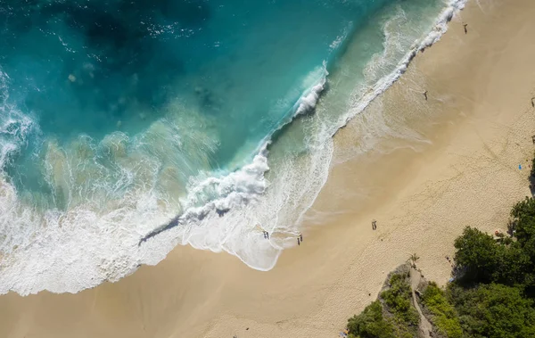 Top Down Drone Shot of Big Waves Kelingking Beach en Nusa Penida — Foto de Stock