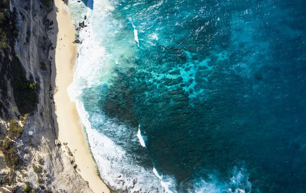 Tiro aéreo de arriba abajo de Diamond Beach Miles de islas en Nusa P — Foto de Stock