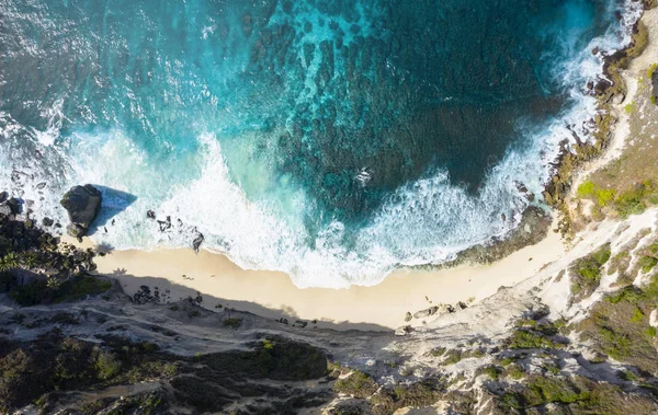 Tiro aéreo de arriba abajo de Diamond Beach Miles de islas en Nusa P — Foto de Stock