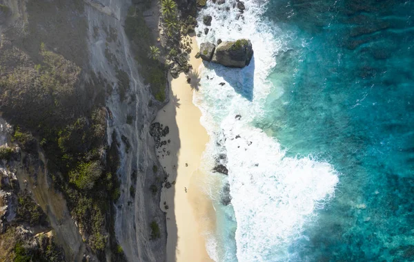 Tiro aéreo de arriba abajo de Diamond Beach Miles de islas en Nusa P — Foto de Stock