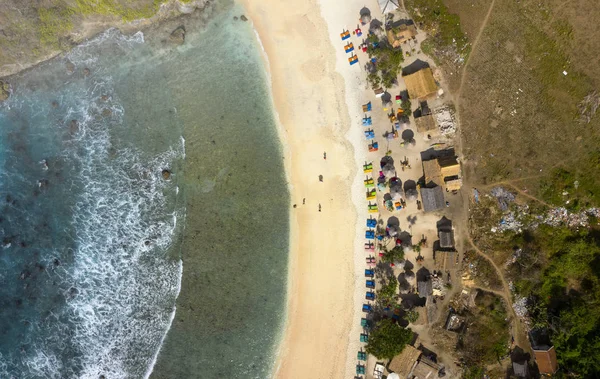 Tiro aéreo de arriba abajo de Atuh Beach Miles de islas en Nusa Peni — Foto de Stock