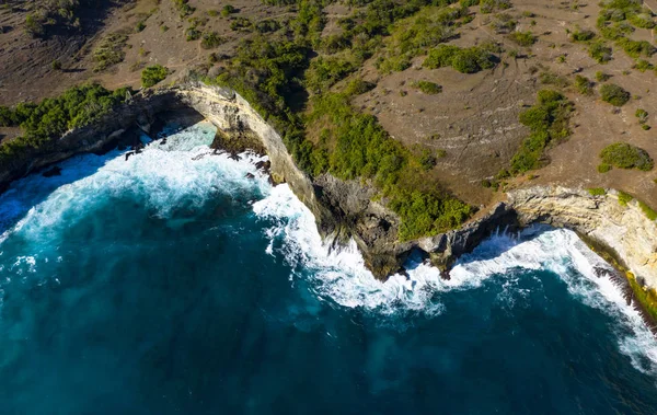 Drone Shot of Pasih Uug Broken Beach Cliff en Nusa Penida, Bali — Foto de Stock