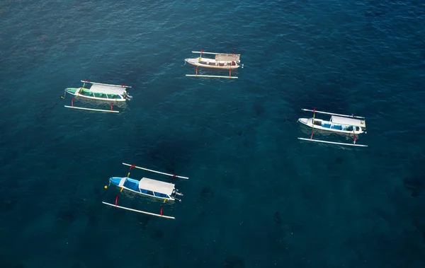 Drone Shot of Jukung Boats en Crystal Bay en Nusa Penida, Bali  - — Foto de Stock