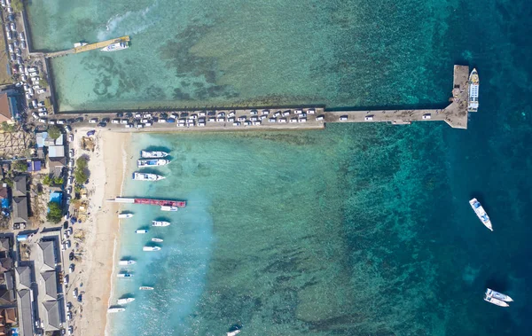 Concepto de vacaciones Antecedentes. Top Down Drone Shot de coches entrando — Foto de Stock