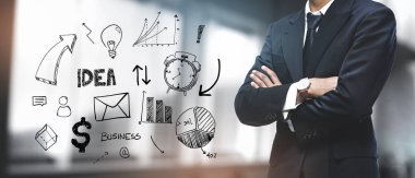 Bulanık Ofis Arka Planı'nda Asyalı İşadamı. İş Krokisi 