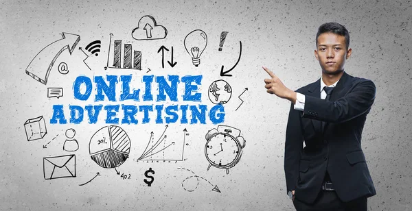 Azjatycki biznesmen wskazując "reklama online" tekst szkic conc — Zdjęcie stockowe