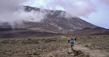 Kilimanjaro Dağı 'nda yürüyüş yapan yürüyüşçüler grubu, Kilimanjaro Natio