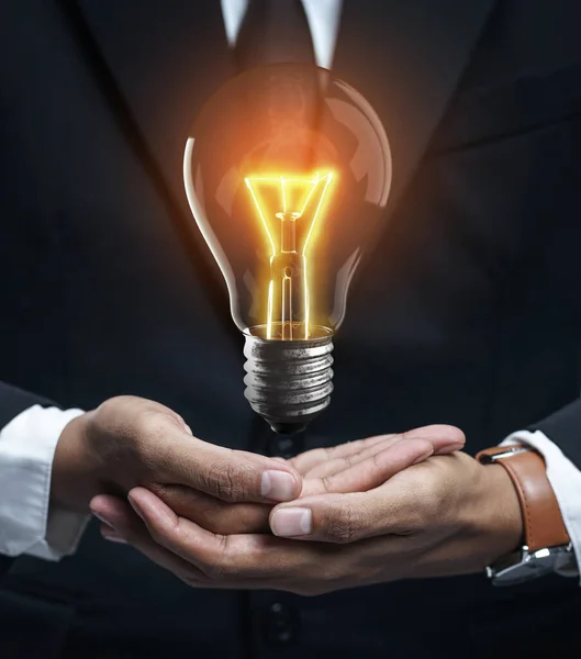 Glühbirne Schwebt Auf Geschäftsmannhand Herausragendes Ideenkonzept — Stockfoto
