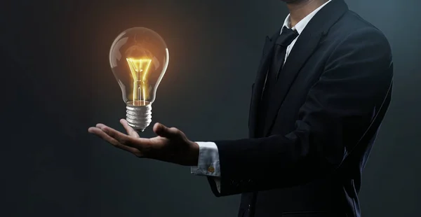 Glühbirne Schwebt Auf Geschäftsmannhand Herausragendes Ideenkonzept — Stockfoto