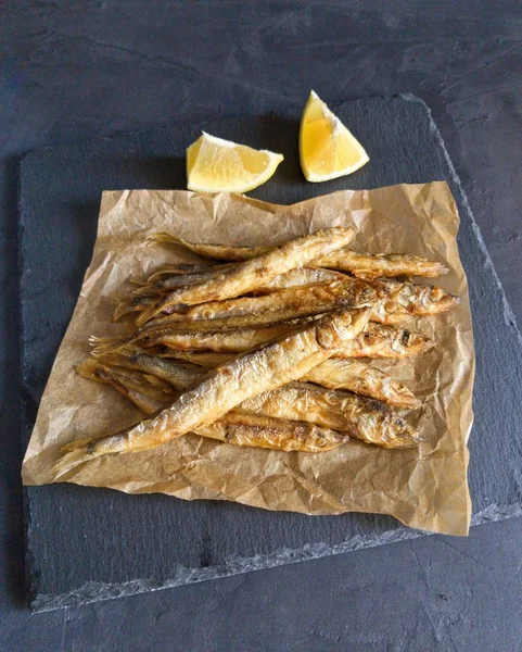 Derin kızarmış küçük deniz balığı bira ile yemek güzel. Deniz ürünleri. Capelin, Koktan.