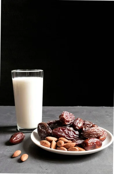 Tatlı hurma ve badem süt bardağı ile servis edilir. Gün batımından sonra kutsal Ramazan ayında iftar orucunu bozmak için sağlıklı ve besleyici bir yemek