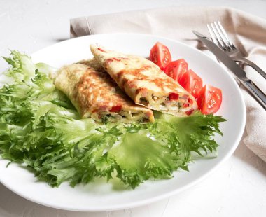 Jambonlu omlet, tabakta da domates ve marullu biber. Sağlık kahvaltısı için ideal.