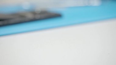 Tamir atölyesinde akıllı telefon montajı