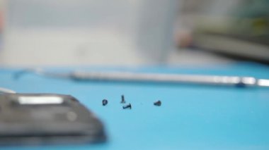 Tamir atölyesinde akıllı telefon montajı