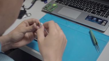 Tamir atölyesinde akıllı telefon montajı