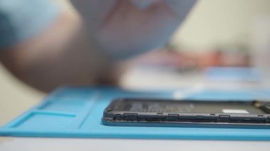 Tamir atölyesinde akıllı telefon montajı