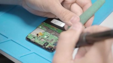 Tamir atölyesinde akıllı telefon montajı