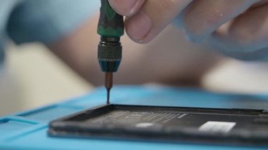 Tamir atölyesinde akıllı telefon montajı