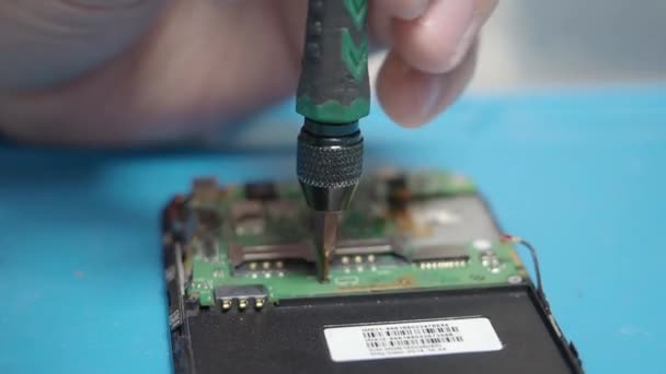 Desmontaje de Smartphone en taller de reparación — Vídeos de Stock