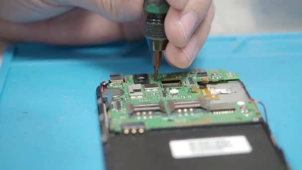 Montaje de teléfonos inteligentes en taller de reparación — Vídeos de Stock