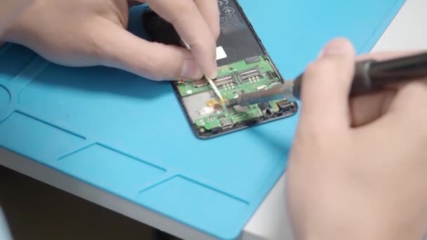 Smartphone montage in de reparatiewerk winkel — Stockvideo