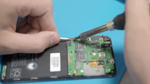 Smartphone montering i reparationsverkstad — Stockvideo