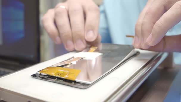 Smartphone demontering i reparationsverkstad — Stockvideo