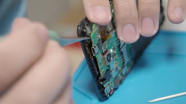 Smartphone montage in de reparatiewerk winkel — Stockvideo