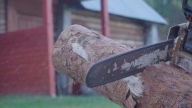 Adam ahşap testere ile kesme