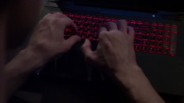 Defter keybord üzerinde yazma Adam