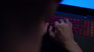 Defter keybord üzerinde yazma Adam