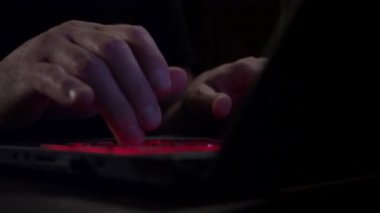 Defter keybord üzerinde yazma Adam